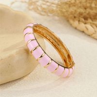 CYNYA Set Gelang Bangle Bentuk Mahkota Warna Emas Berbahan Paduan Seng dengan Lapisan Enamel untuk Wanita, Gelang Manset Berengsel yang Dapat Ditumpuk