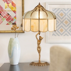 <span class=keywords><strong>Lampe</strong></span> de table <span class=keywords><strong>Art</strong></span> Déco vintage en cuivre massif avec sculpture de femme et abat-jour <span class=keywords><strong>Tiffany</strong></span> en verre teinté pour la décoration de chambre et de salon - Product Image 1