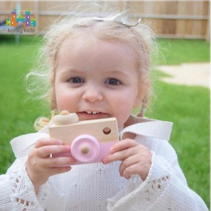 Cámara de Juguete de Madera para Niños, Cámara de Juego de Imitación Minimalista con Correa de Algodón y Lente Giratoria, Lindo Accesorio de Fotografía para Niños Pequeños, Regalo - Product Image 5