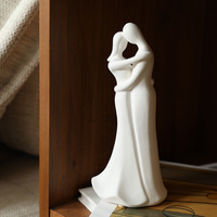 Statue de couple amoureux en céramique blanche faite à la main, figurine cadeau anniversaire Saint-Valentin, sculpture Art Déco pour table