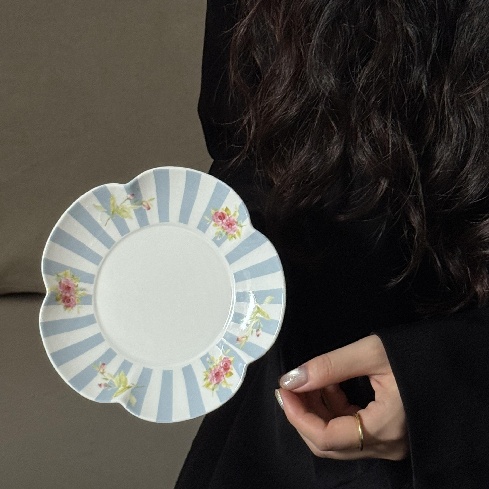 Vertical blue disc petals