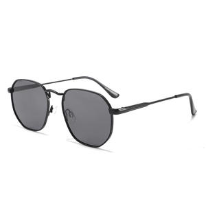 Lunettes de soleil polarisées Kangchen pour femme, monture noire, verres TAC UV400, protection solaire classe 2, idéales pour les voyages et la mode - Product Image 5