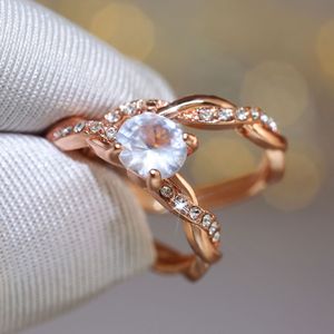Anillo de Compromiso de Oro Rosa H077 con Diamantes, Estilo Romántico para Mujer, Corte Brillante Redondo, Diamante Natural con Piedras Laterales - Product Image 3