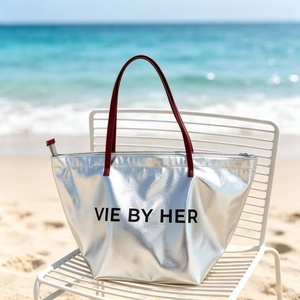 Sac fourre-tout en PU argenté grande capacité pour femmes, sac de voyage et de plage portable et imperméable, sac d'épicerie personnalisable avec fermeture éclair - Product Image 5