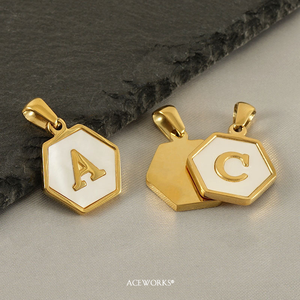 Colgante con Inicial en Forma de Panal de Abeja |   Colgante de Letra del Alfabeto Hexagonal de Concha Natural, Chapado en Oro PVD de 18K, Acero Inoxidable, para Fabricación de Joyería - Product Image 3