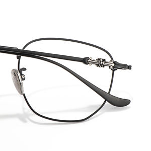 Gafas Graduadas de Titanio Puro con Montura Fina, Color Gris Metálico, Marca de Lujo, Forma de Cruz, Personalización al por Mayor - Product Image 4