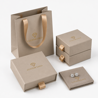 Boîte à bijoux beige avec logo personnalisé imprimé, emballage en papier durable avec poignée en ruban pour bague, boucles d'oreilles, bracelet