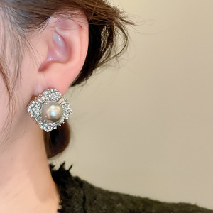 Gümüş iğne kakma elmas kelebek inci çift taraflı high-end zarif şık işık lüks toptan saplama küpe kadınlar için - Product Image 2