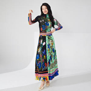 Conjunto de Dos Piezas de Alta Calidad para Mujer, Camiseta Vintage Ecológica Personalizable con Estampado y Falda Plisada - Product Image 2