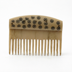 Peine de Hueso con Diseño Floral Medieval, Hecho a Mano, Pulido y Ecológico para el Cabello - Product Image 1