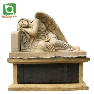 Cimetière décoratif Grande sculpture en pierre tombale d'ange couché en marbre beige d'Égypte en stock