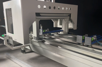 Centre d'usinage CNC OUWO pour profilés aluminium : perçage, fraisage et chanfreinage des trous de serrure, des trous de fixation et des fentes de drainage pour fenêtres et portes