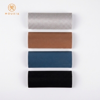 Étui à lunettes incurvé avec surface en PU grain litchi brillant, logo personnalisable.