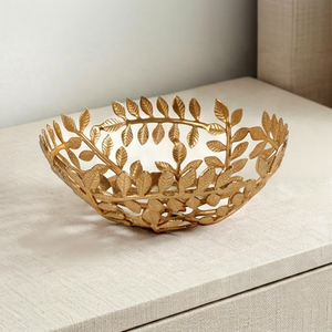 Bol en métal décoratif de style glamour fait main avec motif de feuilles dorées, idéal pour les mariages, les fêtes et la décoration intérieure - Product Image 1