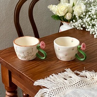 Tasse à café en céramique avec poignée fleur 3D, forme irrégulière façonnée à la main, motif floral peint à la main, style Cottagecore, cadeau pour femme