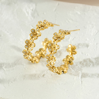 Boucles d'oreilles clous classiques douces et élégantes en acier inoxydable plaqué or 18 carats avec pierres naturelles florales pour femmes