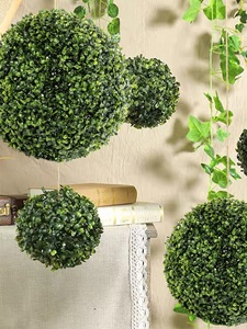 Plante artificielle décorative verte en plastique effet gazon pour jeu de boules, idéale pour terrain de bocce, avec petites boules sur gazon - Product Image 4