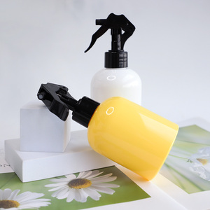Bouteille plate courte en <span class=keywords><strong>plastique</strong></span> PET blanc et jaune de 250 ml avec pulvérisateur à pompe 24 mm sérigraphié pour <span class=keywords><strong>le</strong></span> nettoyage domestique – Meilleures ventes - Product Image 2