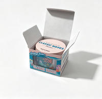 Dossier cadeau en carton ondulé écologique et recyclable avec fenêtre transparente, pelliculage mat et gaufrage pour l'emballage de bougies