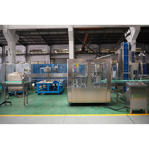 Machine de remplissage d'eau polyvalente et réglable pour la production de bouteilles PET de 200 ml à 2000 ml - Product Image 2