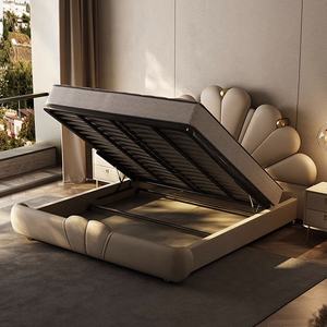 <span class=keywords><strong>Lit</strong></span> en cuir <span class=keywords><strong>de</strong></span> luxe <span class=keywords><strong>romantique</strong></span> à la française pour chambre à coucher, tête <span class=keywords><strong>de</strong></span> <span class=keywords><strong>lit</strong></span> en forme <span class=keywords><strong>de</strong></span> cœur <span class=keywords><strong>de</strong></span> pétale avec couture 3D et accents <span class=keywords><strong>de</strong></span> boules dorées - Product Image 5