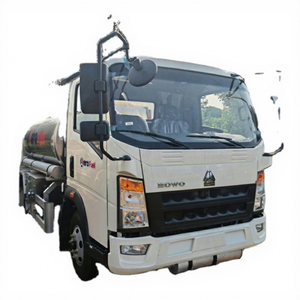 Camion-citerne diesel HOWO 4X2 de petite taille 6 m³ à bas prix à vendre - Product Image 3