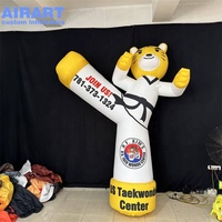 Mascotte géante gonflable de taekwondo en forme de tigre avec action de coup de pied pour la publicité des salles de sport