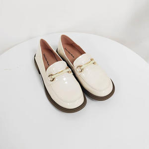 Zapatos de cuero genuino dividido para mujer con mocasines de punta redonda cerrados zapatos de tacones cuadrados con patrón de cocodrilo suave y cómodo - Product Image 1