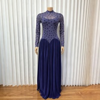Robe de soirée longue plissée taille haute coupe ajustée à manches longues et col montant en maille imprimée à pois, élégante et chic pour femme