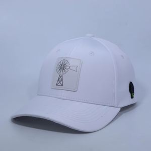 Gorra de béisbol de rendimiento para exteriores, blanca, con parche de cuero Windmill, logotipo de PVC y goma de trigo, y tela Ripstop - Product Image 1