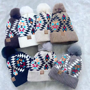 Berretto invernale a coste da donna incrociato con pompon lavorato a maglia a trecce morbido cappello caldo Jacquard lavorato a maglia Aztec Beanie - Product Image 1