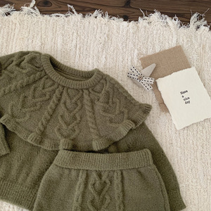 秋冬ベビーラウンドネックセーター無地ベビーセーターカーリーぬいぐるみショールフリルトップショーツ2点セット - Product Image 4