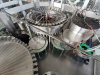 Ligne de production de remplissage d'eau pure en bouteilles PET 6000 entièrement automatique avec moteur électrique pneumatique et pompe à engrenages haute performance numérique