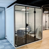 Cabine téléphonique insonorisée moderne avec structure en aluminium et design modulaire pour usage professionnel