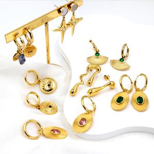 Pendientes de Lujo de Alta Calidad que no se desvanecen, con Esmeralda y Zirconia, de Acero Inoxidable y Oro de 18k, Diseño Mixto - Product Image 3