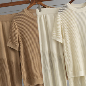 Ensemble 2 pièces décontracté pour femme : T-shirt à col rond uni à manches courtes et pantalon large en maille ajourée, coupe ample et tendance - Product Image 2