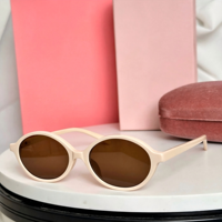 Lunettes de soleil rétro carrées à monture intégrale tendance pour femmes et hommes, petites lunettes vintage à la mode, protection UV, verres dégradés marron rose