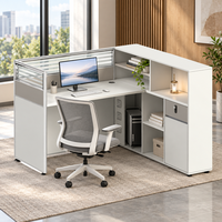 Poste de travail de bureau moderne avec cloison en verre pour l'intimité, étagères de rangement supérieures en bois, gestion des câbles et prise de courant intégrées