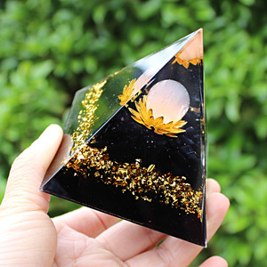 Pyramide en résine époxy avec copeaux de cristal, ornement de bureau artisanal, design floral fait main, décoration d'intérieur - Product Image 3