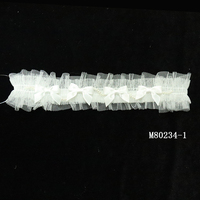 M80234-1 Jarretière de mariée ornée de dentelle avec petits nœuds blancs, appliques et perles