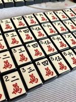 Ensemble de Mahjong de Luxe Moderne Automatique en Acrylique - Portable, Écologique, Résistant à l'Eau, Durable, pour 4 Joueurs, Tuiles Scintillantes