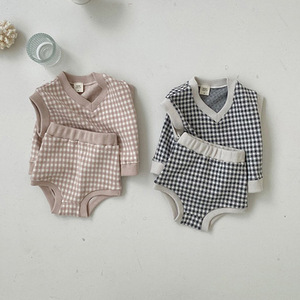 Ensemble de vêtements d'automne pour garçons Ivy41747A, vêtements mignons pour bébés et enfants, ensemble de gilet et de short en tricot à carreaux, vente en gros - Product Image 1