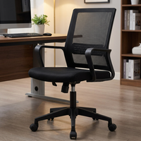 Chaise de bureau ergonomique professionnelle entièrement noire avec dossier en maille respirante et base à cinq branches en nylon durable