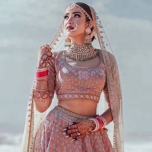 Ensemble ethnique de mariage et de fête tendance et magnifique, comprenant un koti de mariée et une lehenga, orné de perles de verre en cristal et de pierres, par un designer. - Product Image 1