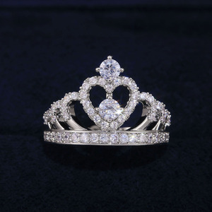 Anello nuziale classico a corona per donna, elegante gioiello scintillante da indossare sul dito - Product Image 3