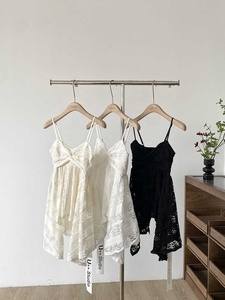 Camisole amincissante tendance et polyvalente avec empiècements en dentelle, design féminin - Product Image 3