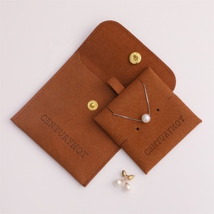 Pochette à bijoux en microfibre marron foncé 8*8cm avec insert rembourré, sac d'emballage de haute qualité en velours pour colliers et boucles d'oreilles avec logo - Product Image 4