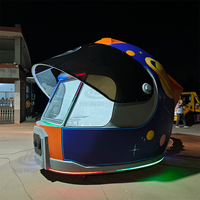 Kiosque extérieur moderne en forme de casque certifié CE - Bar futuriste et stand de vente pour café, boissons et commerce de détail éphémère
