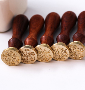 <span class=keywords><strong>Timbre</strong></span> de cire à cacheter tête en laiton personnalisé manche en bois avec motifs et formes uniques <span class=keywords><strong>timbre</strong></span> de sceau de cire vierge - Product Image 3