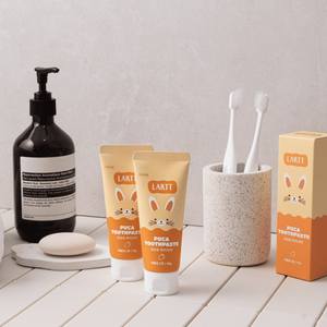 Pasta de dientes infantil de marca coreana, sin surfactantes naturales, bajo contenido de fluoruro, con sabor a manzana y mango, fácil de usar. - Product Image 1